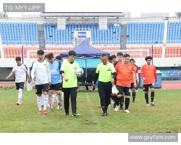 足球场上悠闲散步的球星们与赛场激烈对抗的鲜明对比