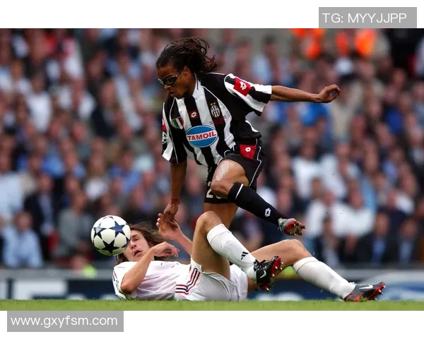 足球明星背后的坚强后盾 母亲的默默付出与无私支持