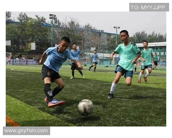 快乐足球星光闪耀 球场英雄齐聚展风采